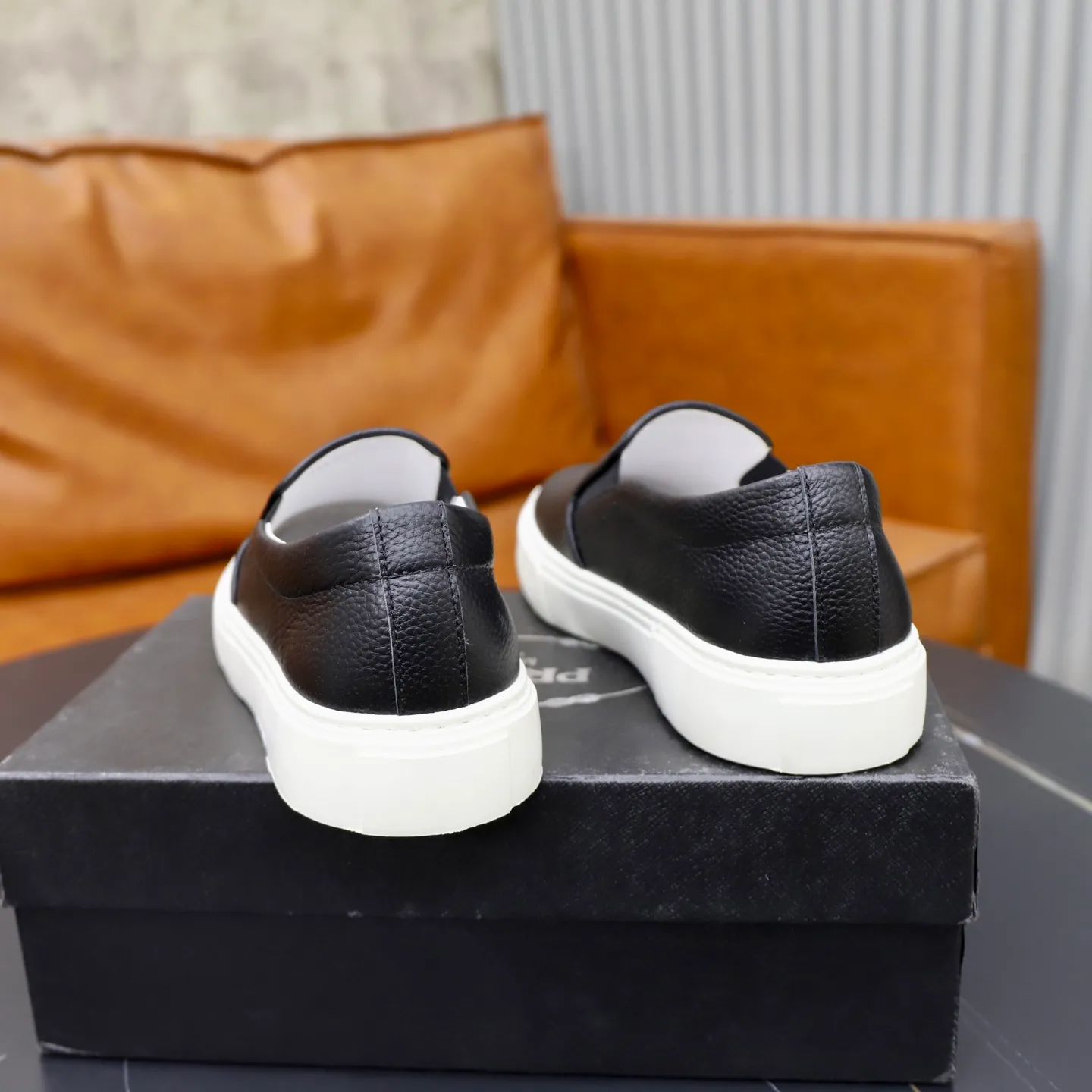 Ex-factory price: 420💰🙅‍♂️🙅‍♂️🙅‍♂️ Brand: PRADA Standard code: 38–44 (45 can be customized) Grade: Same as the official website Material: Original cowhide fabric Comfortable pigskin lining Lightweight wear-resistant outsole Style category: Men's fashionable casual shoes and boots Running sports shoes Distinguished luxury brand elements Top luxury Color: actual picture color